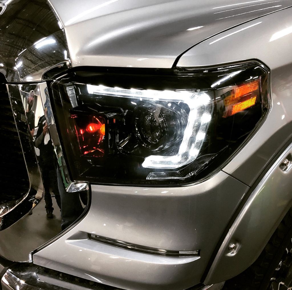 Toyota Tundra 14-19 Projector Headlights OLED DRL in Smoked/Black